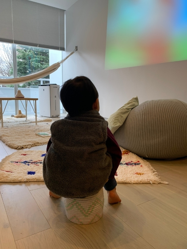 プロジェクターでアニメを見ている息子さんの写真