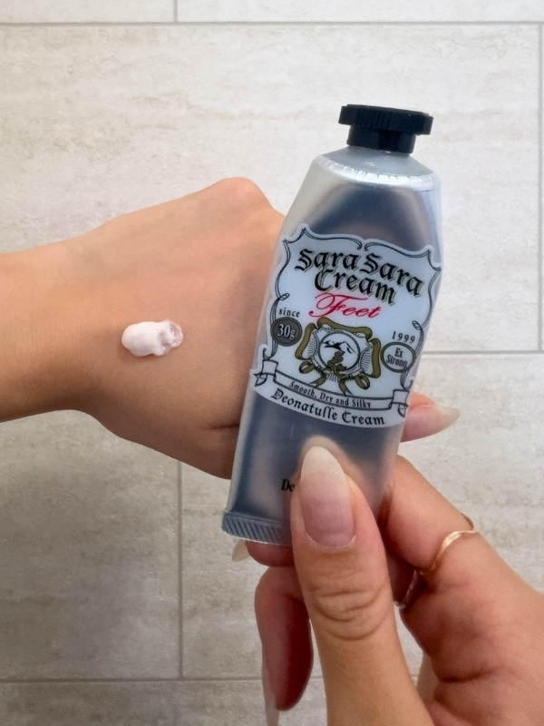 クリームを手の甲に伸ばしている様子