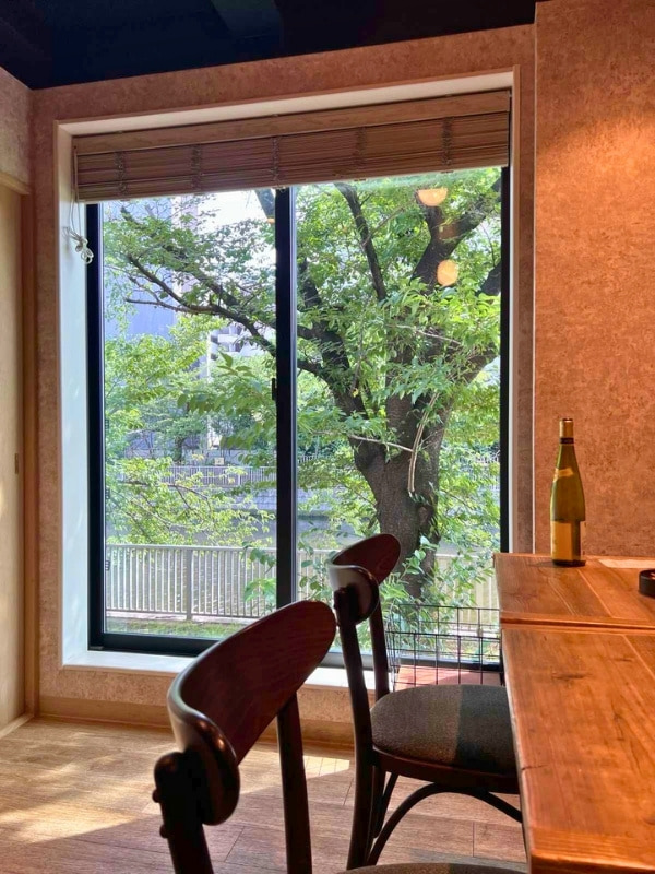 店内から見える窓の写真