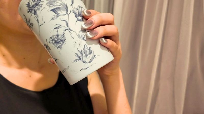 タンブラーで白湯を飲む様子