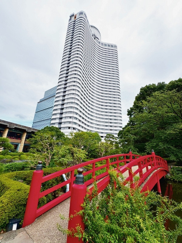 赤い橋の向こう側にニューオータニが写っている写真