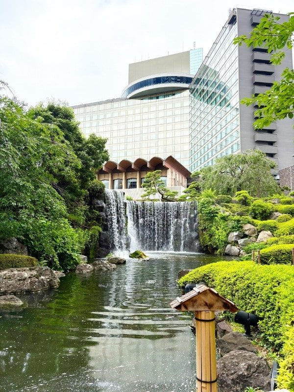 中庭とホテルの写真