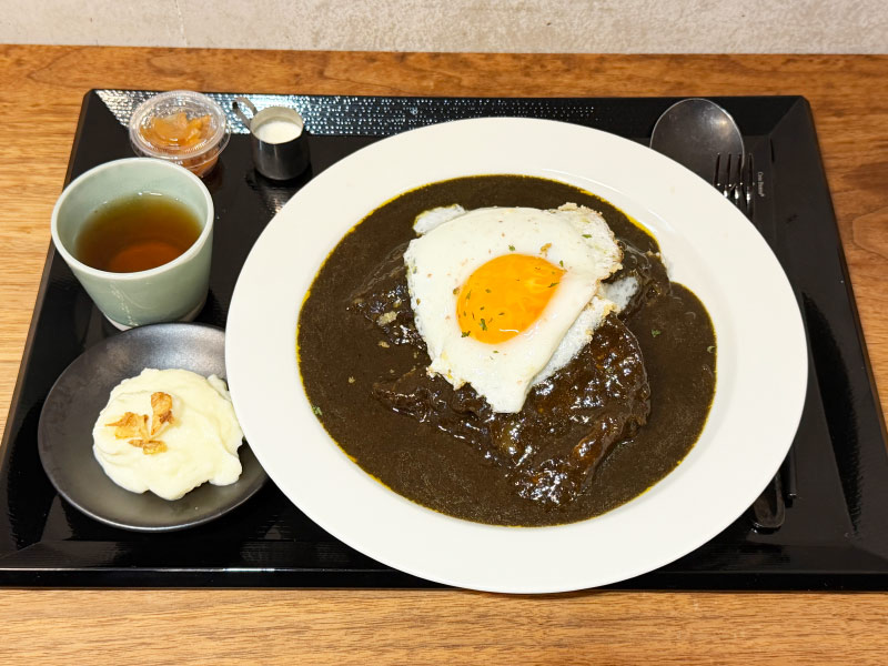 目玉焼きがのったカレーセット
