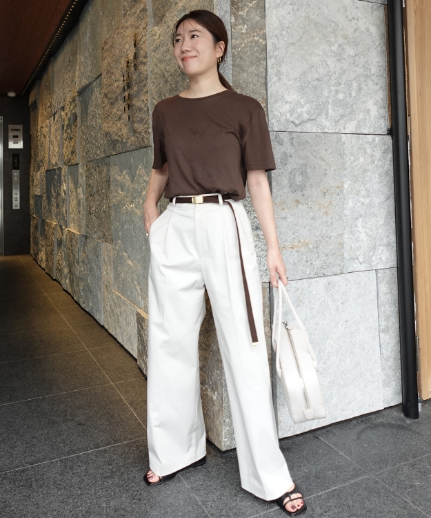 ブラウンのTシャツを着る宮本萌さん