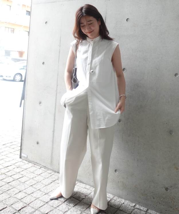 白いシャツを着る宮本萌さん