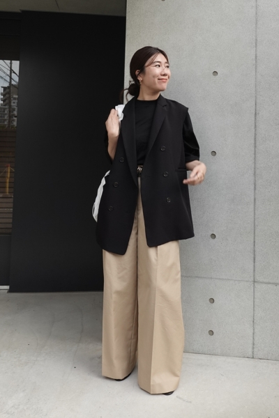 黒Tを着る宮本萌さん