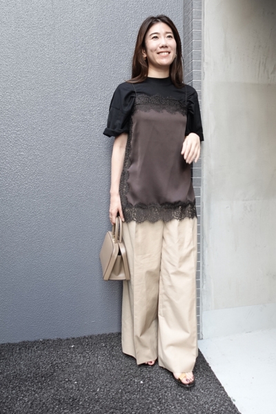 黒Tを着る宮本萌さん