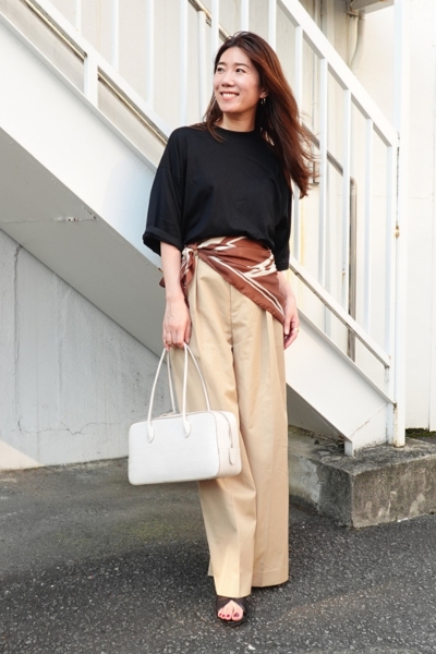 黒Tを着る宮本萌さん