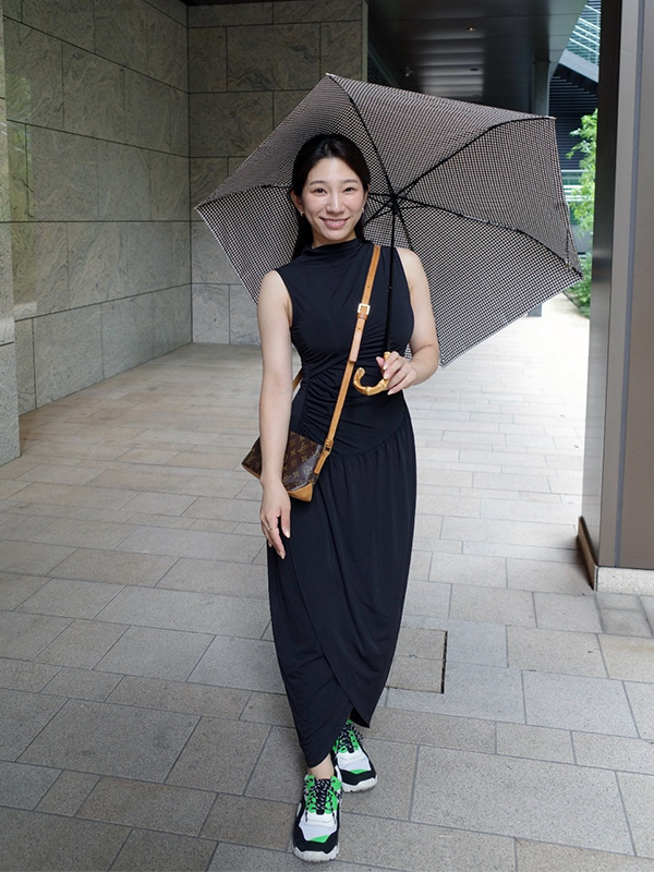 トラディショナル ウェザーウェアの晴雨兼用傘を使ったモノトーンコーデ