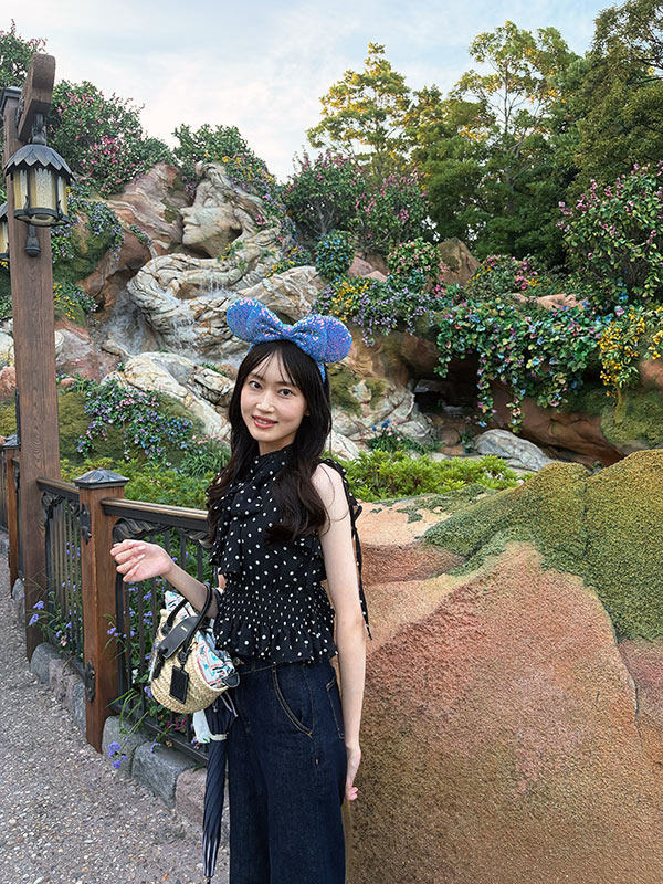 ミニーちゃんのカチューシャをつけている女性