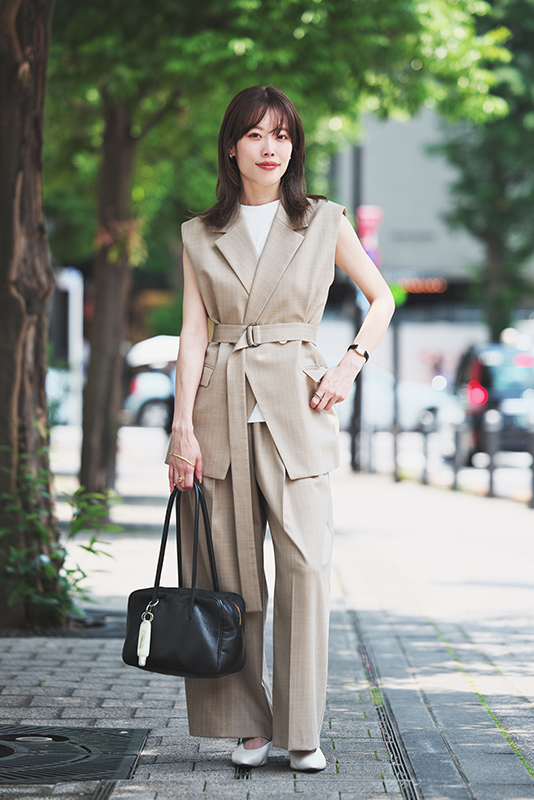 ストライプ柄のベージュジレ×ワイドパンツのセットアップ