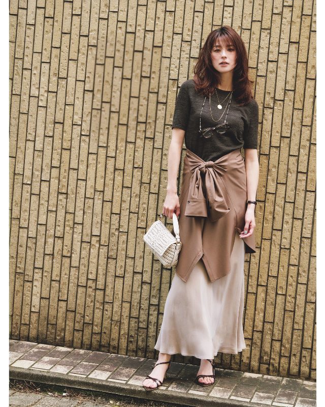 ブラウンTシャツ×濃しい巻いたモカのシャツ×ライトブラウンのスカート×サンダルコーデ