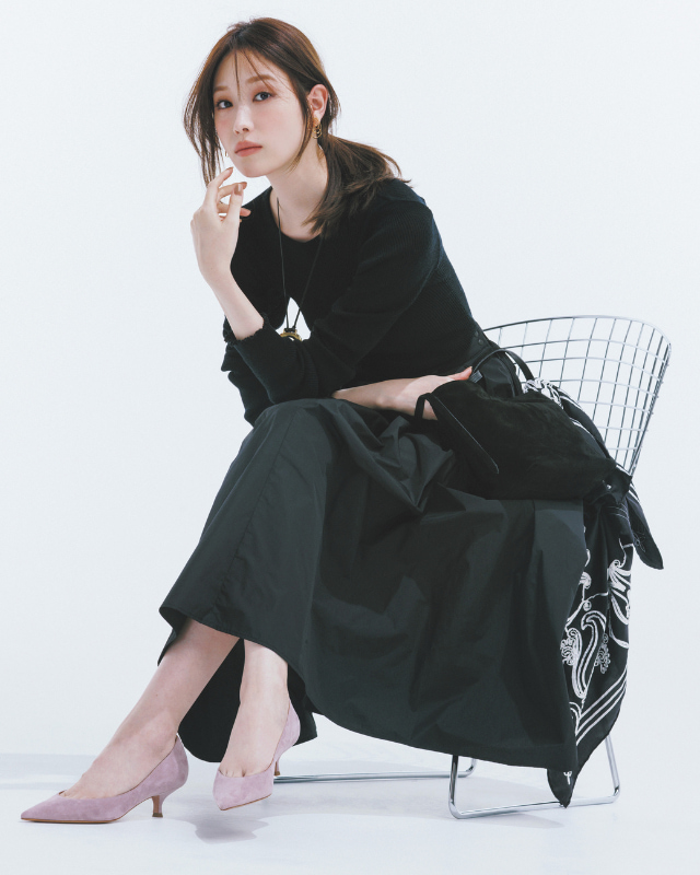 黒ニット×黒フレアスカート×ラベンダー色の低ヒールパンプスコーデ