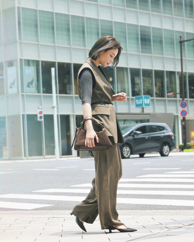 グレーのタイトなカットソー×ブラウンジレ×ブラウンワイドパンツ×パンプスコーデ