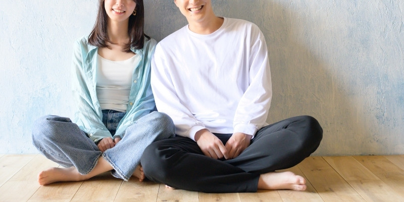 胡坐をかいて座るカップルの写真