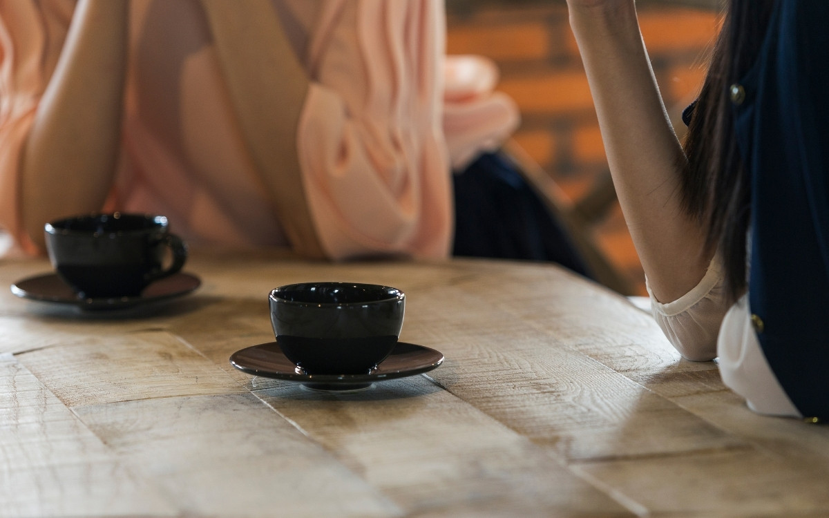 珈琲を飲みながら談笑する二人の女性の写真