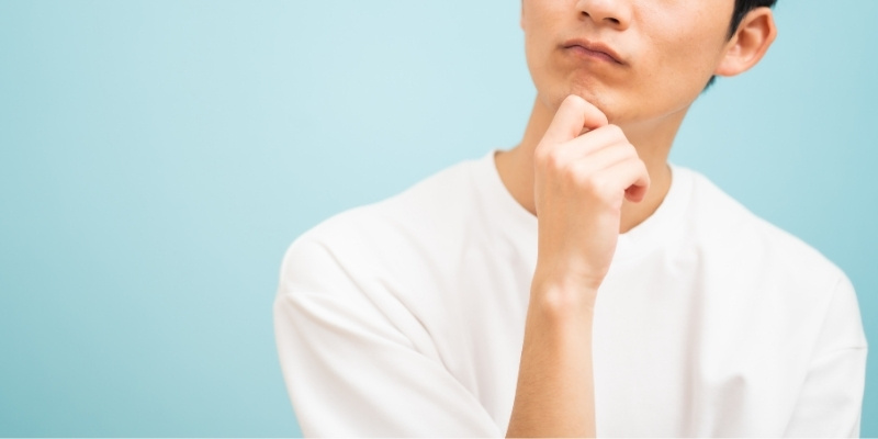 考える男性の写真