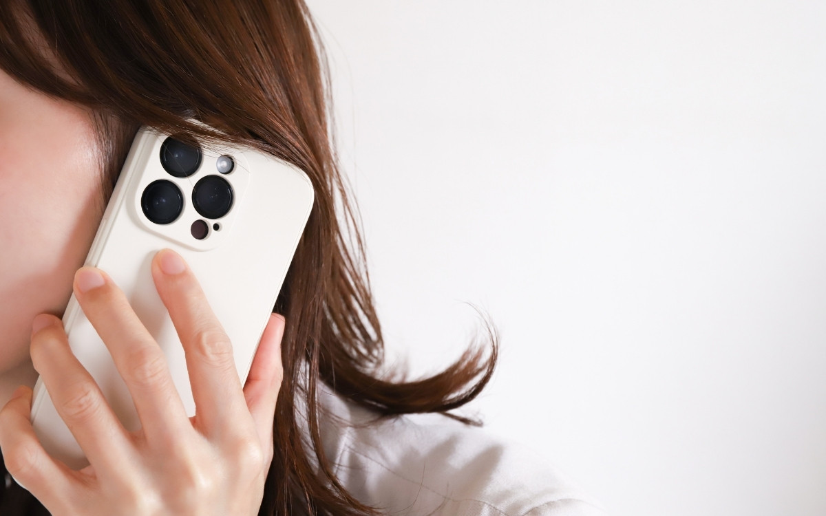 スマホで通話している女性の写真
