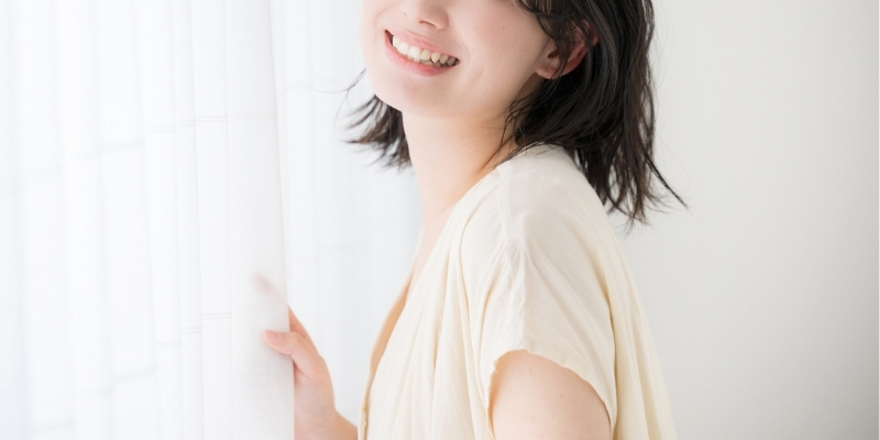 ほほ笑む女性の写真