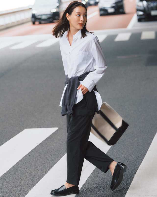 白シャツ×黒シャカシャカパンツ
