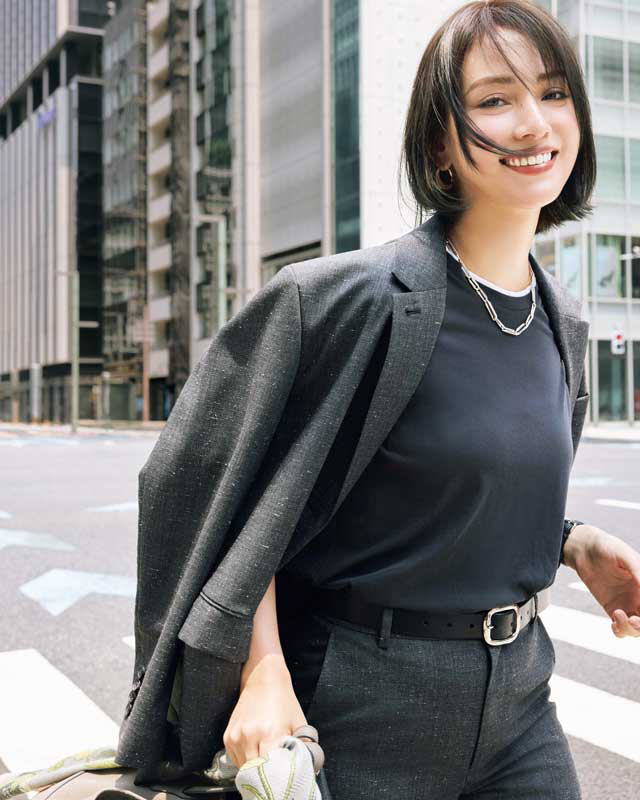 滝沢カレン グレーセットアップコーデ
