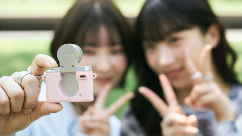 セルフィ―で撮影している女性2人の写真