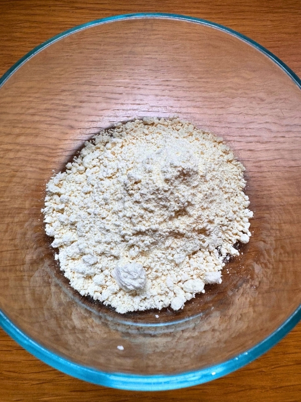 ボウルに入った大豆粉の写真