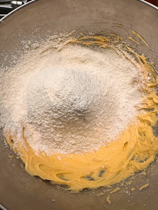 バターの上に大豆粉を入れた写真