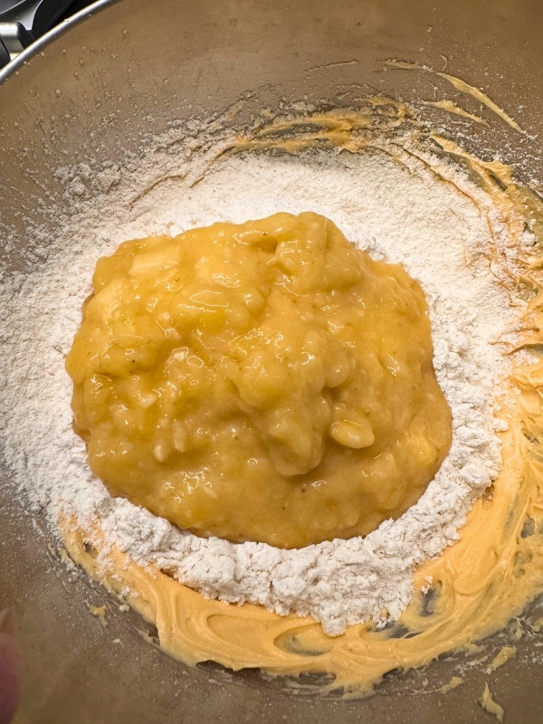 バターと大豆粉の上にバナナペーストを入れている写真