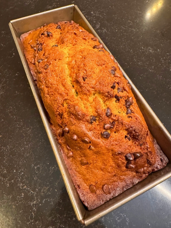 焼きあがったバナナブレッドの写真