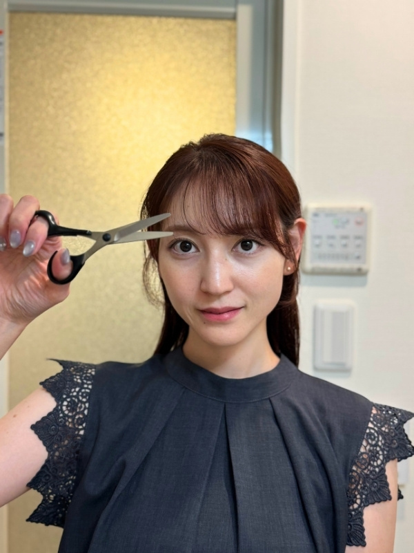 ハサミを前髪にあてている写真