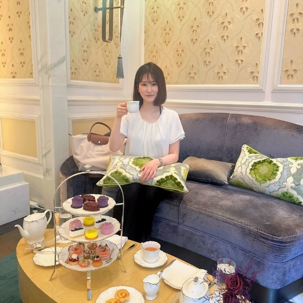 アフタヌーンティーを楽しむAYUMIさんの写真