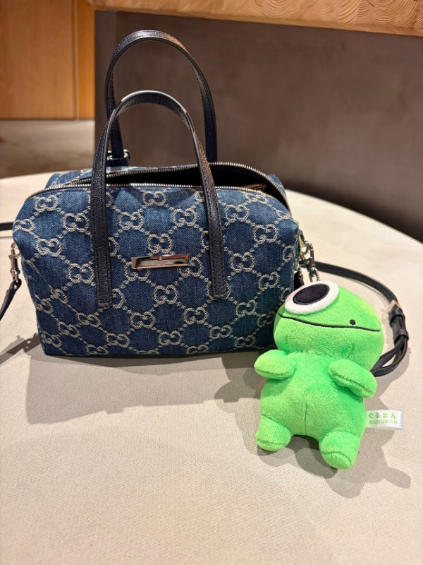 グッチのバッグとぐるまんのぬいぐるみの写真
