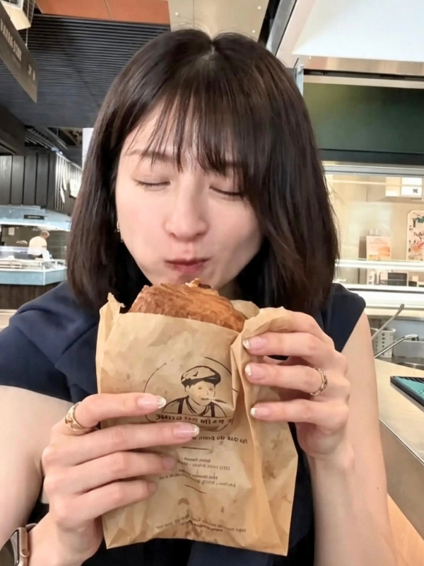 食べている飯島さんの写真