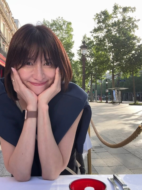 テラス席に座る飯島さんの写真
