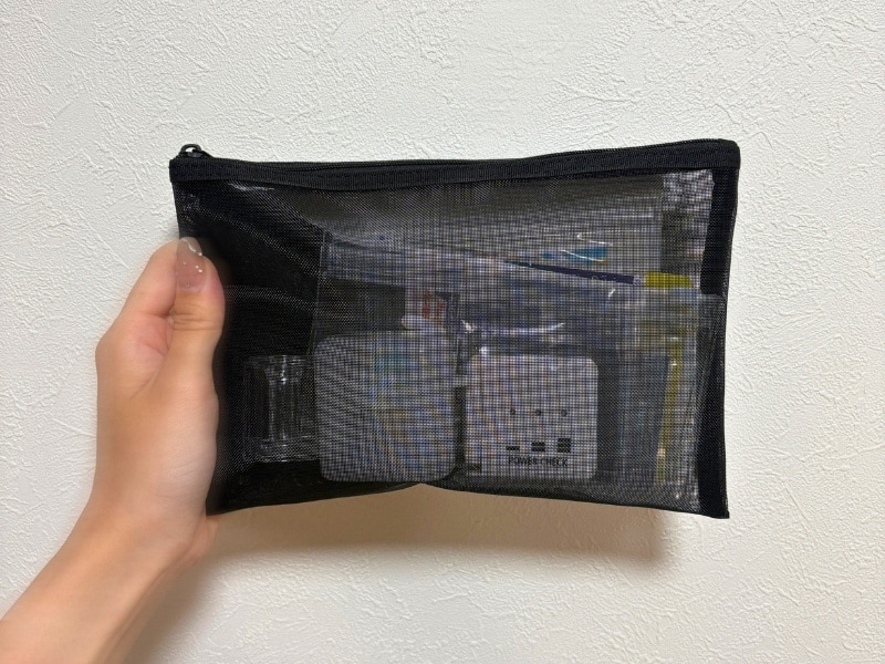 6つのアイテムが入ったポーチの写真