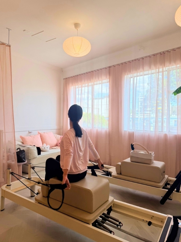 ピラティスをする女性の写真