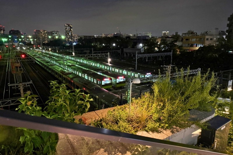 夜の窓から見える電車sの写真