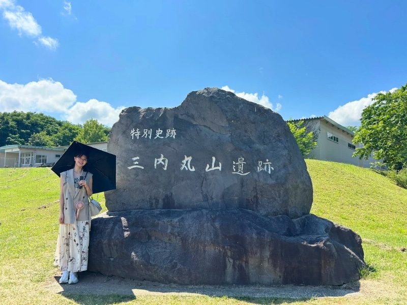 石碑の前で撮影した写真