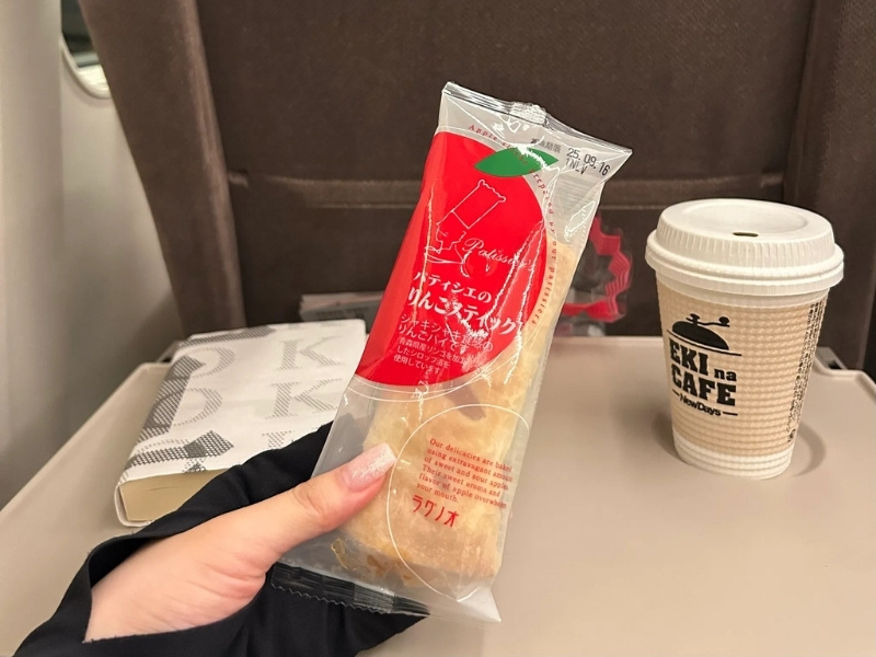 新幹線の座席テーブルとアップルパイの写真