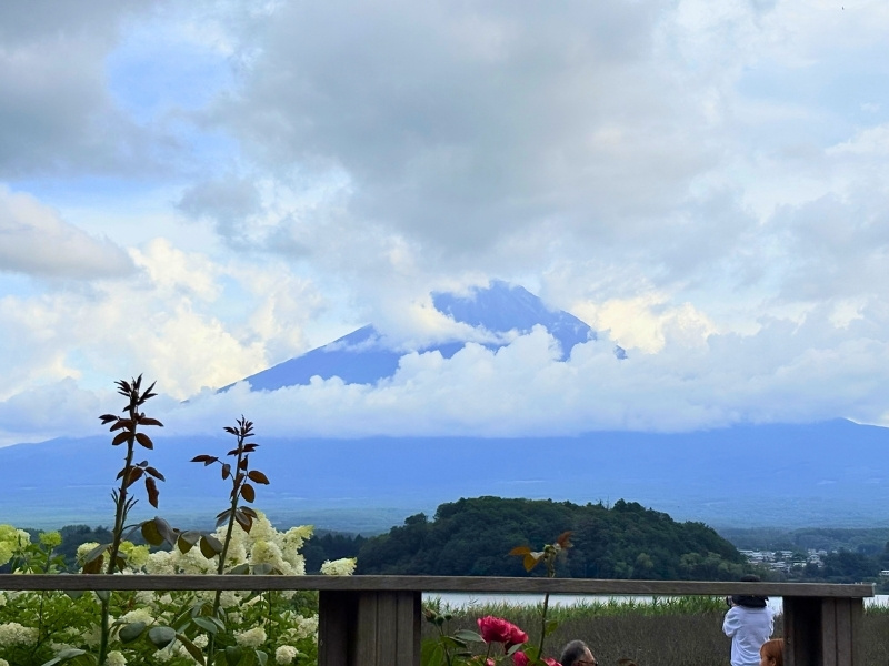雲の隙間から富士山頂が見えている写真