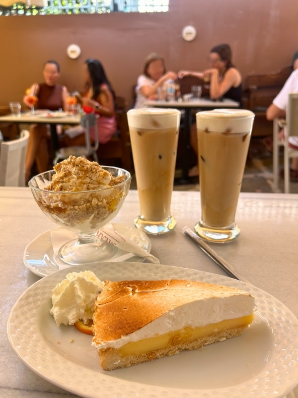 カフェのドリンクとスイーツの写真