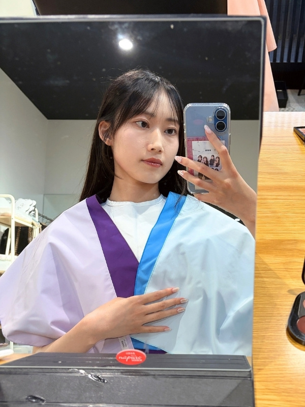 紫と青のドレープをあてている写真