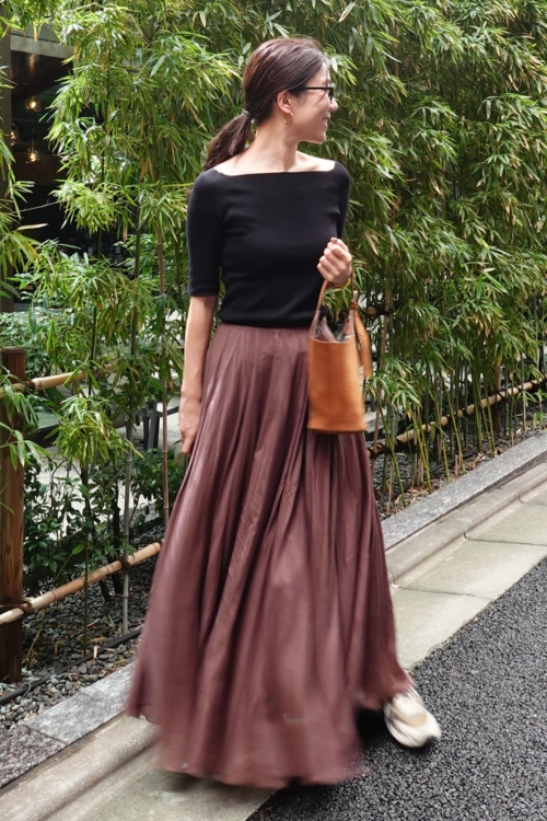 ブラウンのスカートを履く宮本萌さん