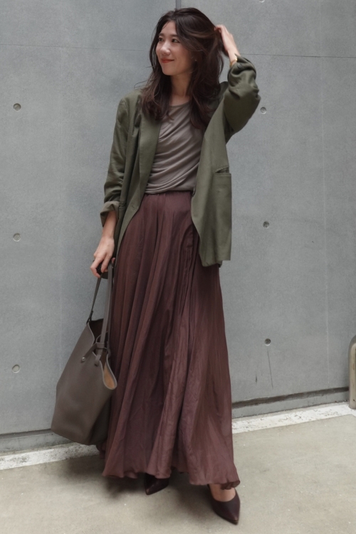 ブラウンのスカートを履く宮本萌さん