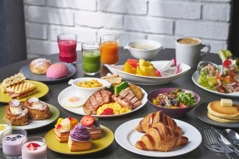 様々なメニューの朝食が並んでいる写真