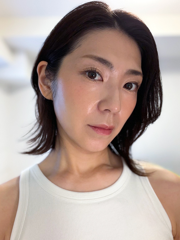 プラダ タッチ クリーム・トゥ・パウダー カラーを使ってメイクした女性