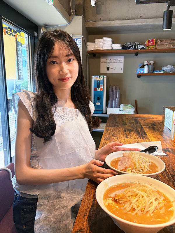 ラーメンを食べる女性