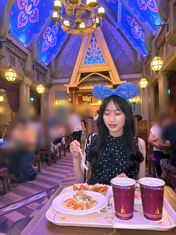 ファンタジースプリングス内で食事をする様子
