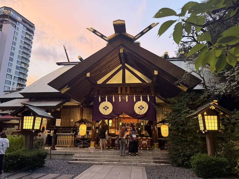 幻想的な雰囲気を楽しめる夜の神社へ